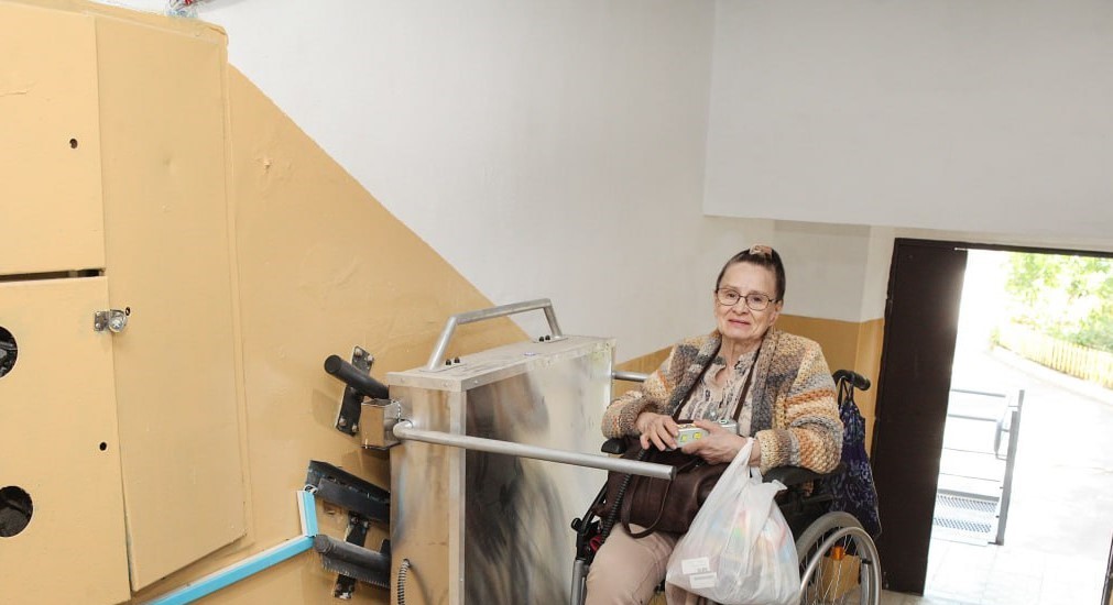 Доступність в багатоквартирному будинку. У Вінниці, в багатоповерхівці на Янгеля, 65  встановили підйомник та пандус